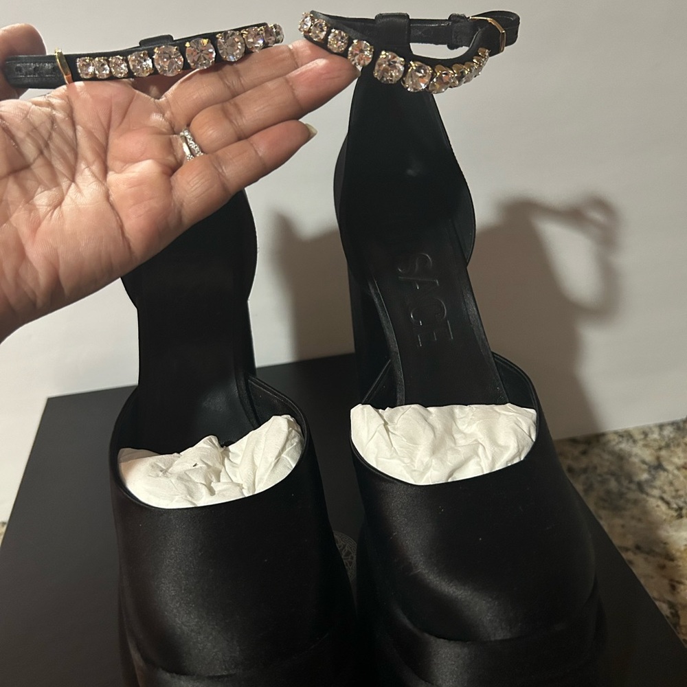 Like new Versace platform heels comes full set 38.5 my us size is an 8